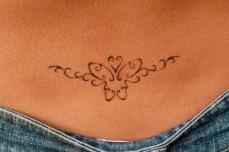 tatoo bas du dos femme papillon