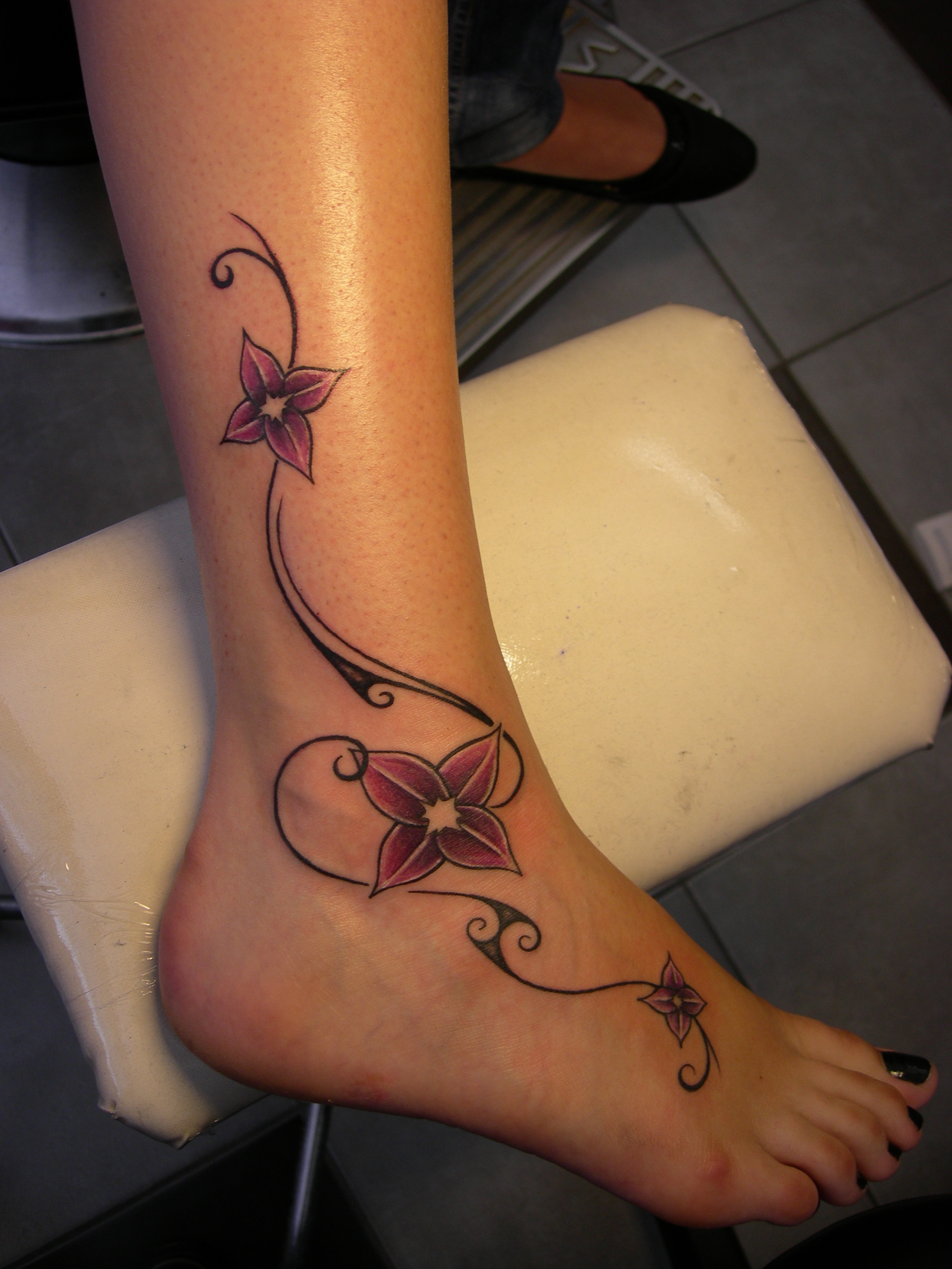 tatoo cheville pied fleur