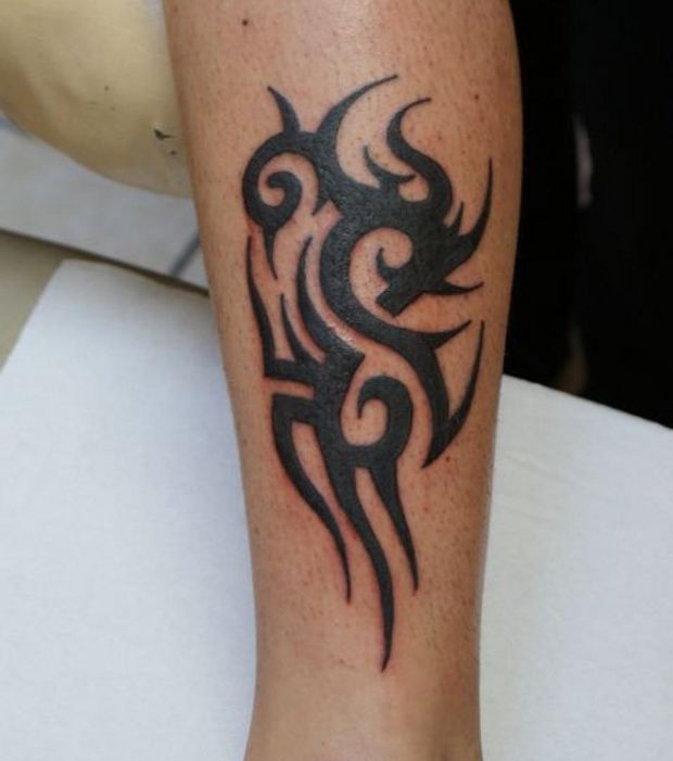 tatoo homme mollet tribal