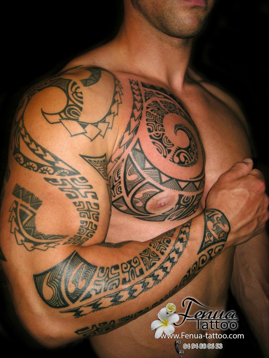 tatoo polynésien bras épaule