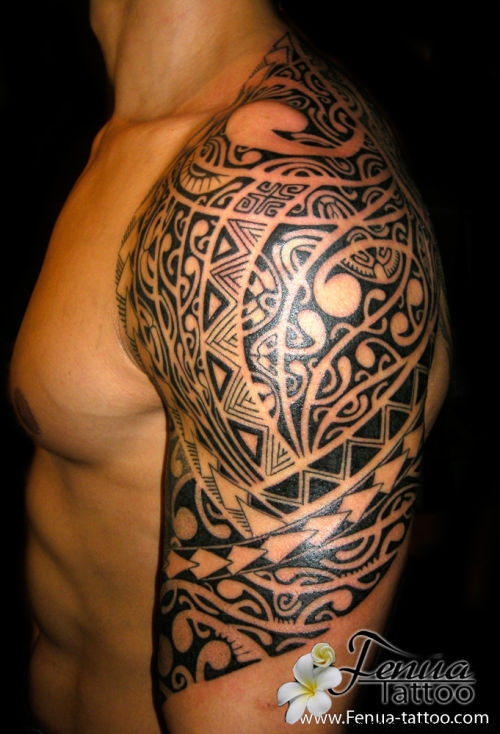 tatoo polynésien bras épaule