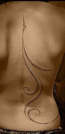 tatoo polynésien dos femme