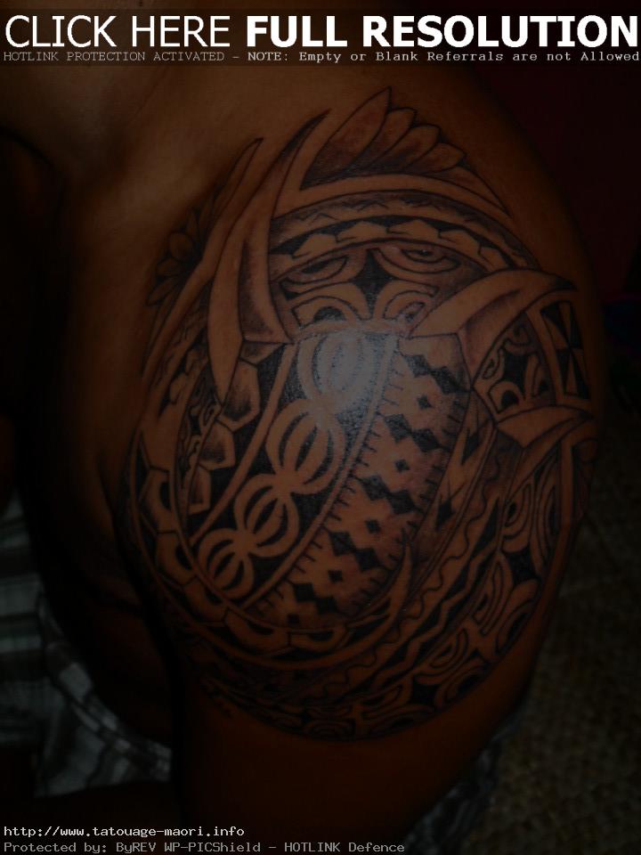 Tatoo polynésien épaule