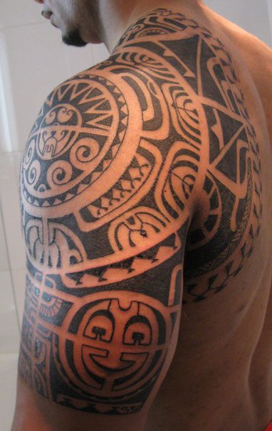 tatoo polynésien épaule bras