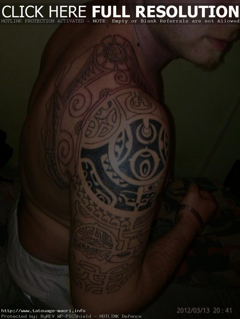tatoo polynésien épaule bras