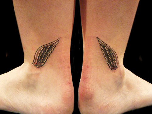 tatouage ailes chevilles