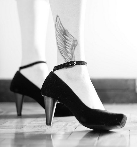 tatouage ailes chevilles