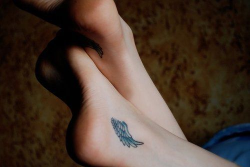 tatouage ailes chevilles