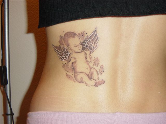 tatouage ange avec initiale