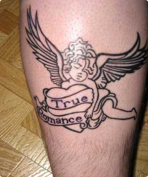 tatouage ange avec un coeur