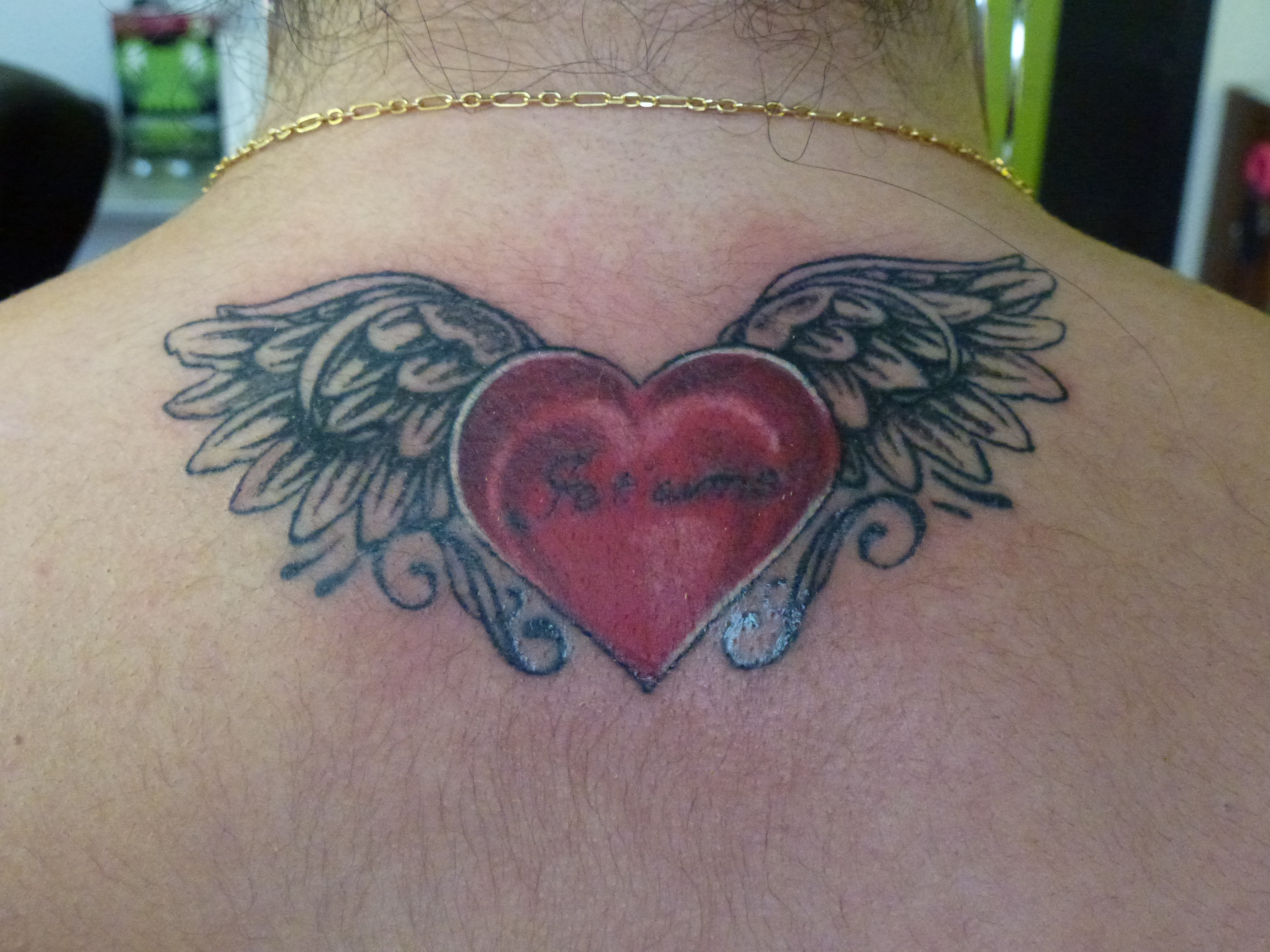 tatouage ange avec un coeur