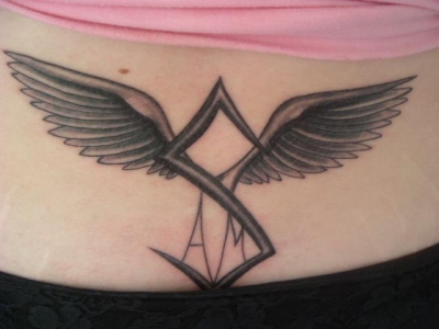 tatouage ange bas des reins