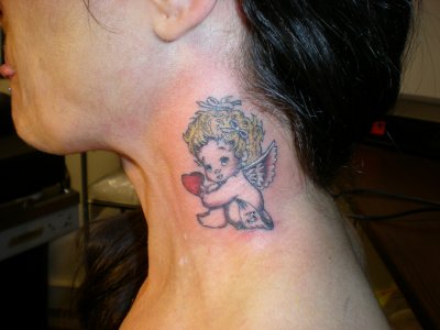 tatouage ange cou