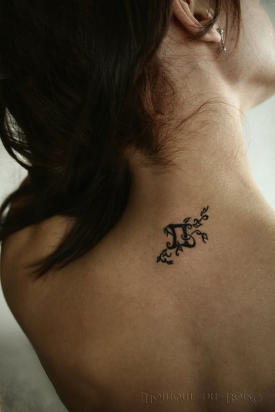 tatouage ange cou