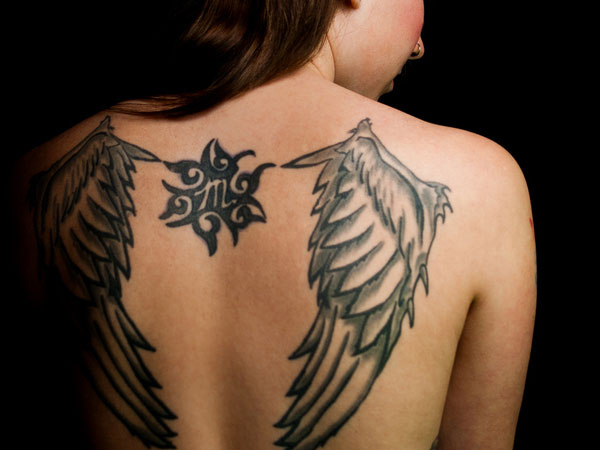 tatouage ange dos femme