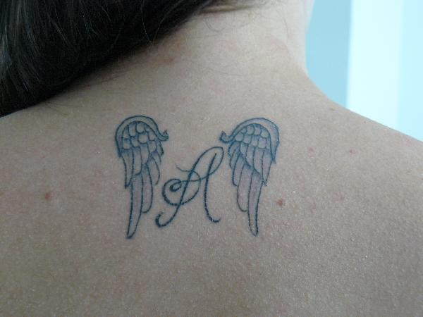 Tatouage ange et lettre