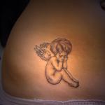 tatouage ange et lettre