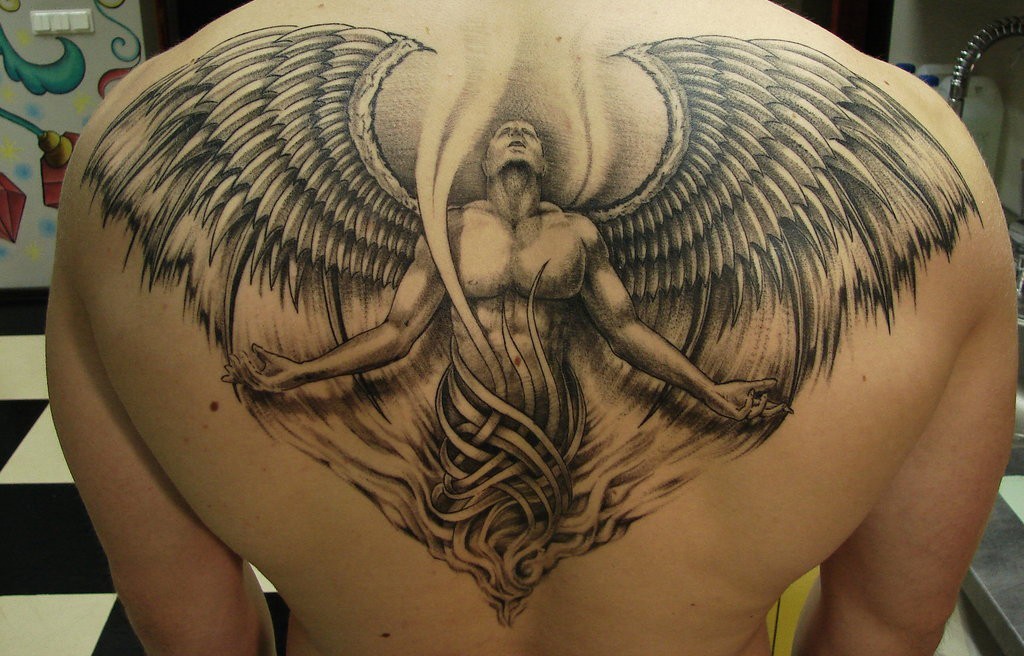 tatouage ange haut du dos