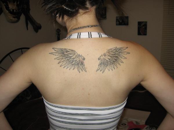 tatouage ange haut du dos