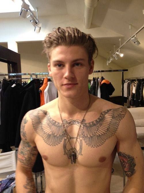 tatouage ange pectoraux