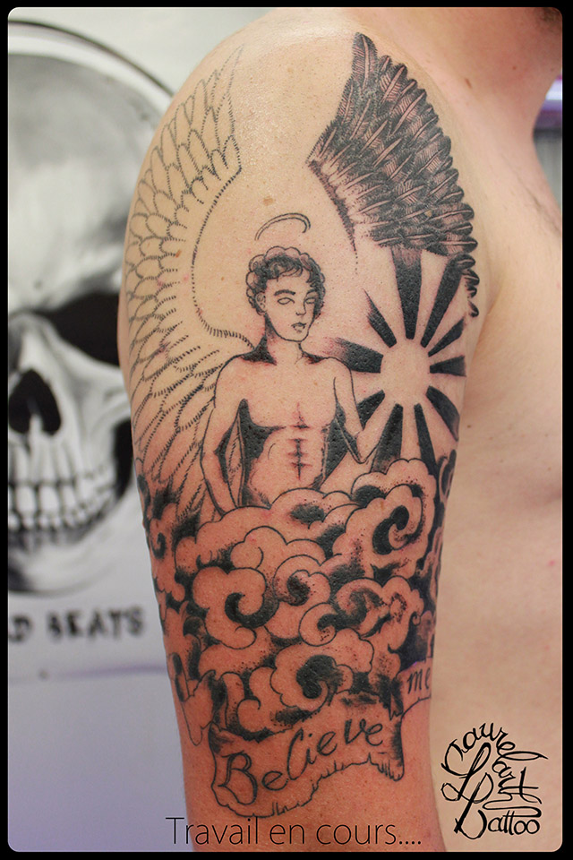 tatouage ange sur un nuage
