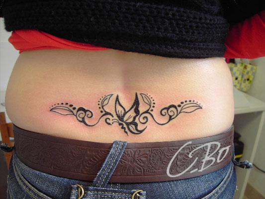 tatouage arabesque bas du dos femme