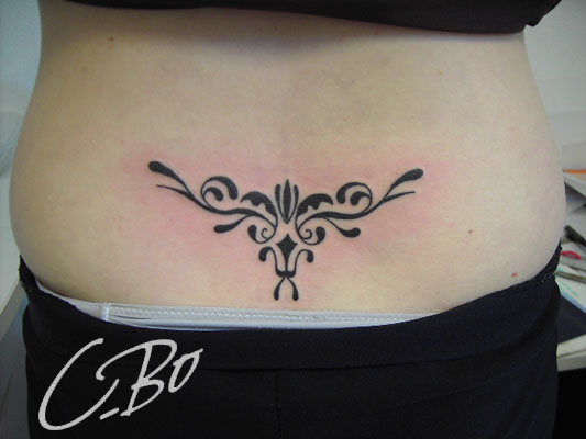 tatouage arabesque bas du dos femme