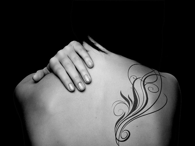 tatouage arabesque omoplate
