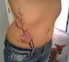 tatouage au ventre femme
