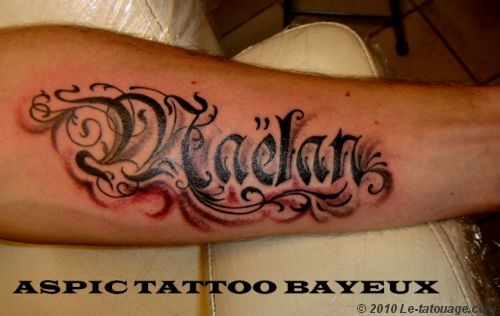 tatouage avant bras avec prenom