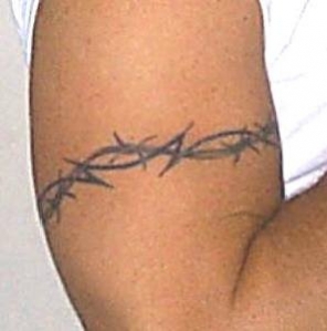 tatouage avant bras barbelé