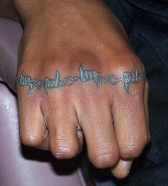 tatouage avant bras barbelé