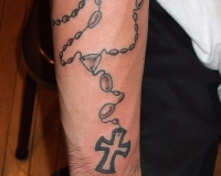 tatouage avant bras chapelet