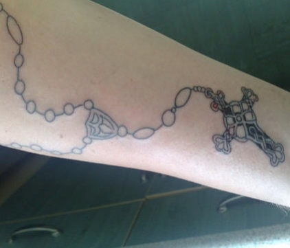 tatouage avant bras chapelet