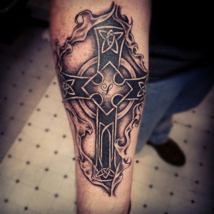 tatouage avant bras croix