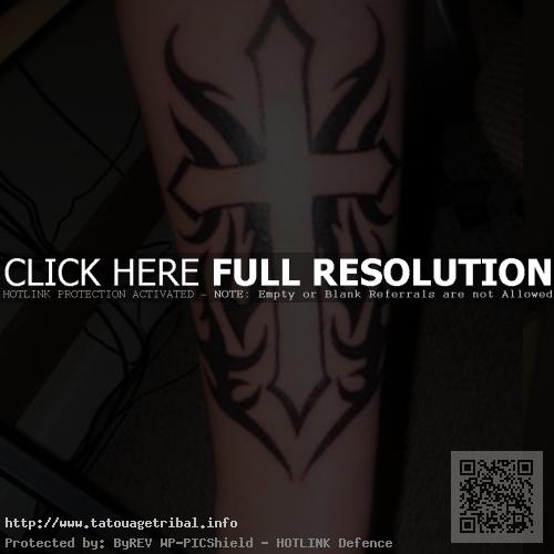 tatouage avant bras croix