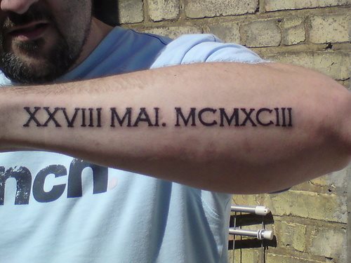 tatouage avant bras date de naissance chiffre romain