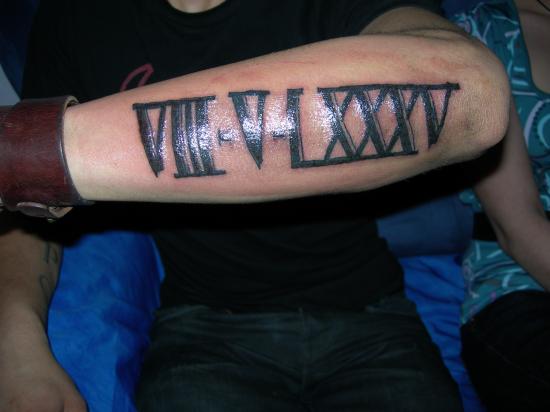 tatouage avant bras date naissance chiffre romain