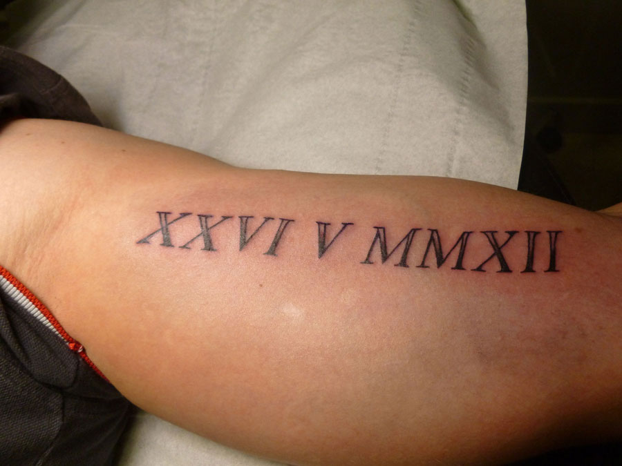 tatouage avant bras date naissance chiffre romain