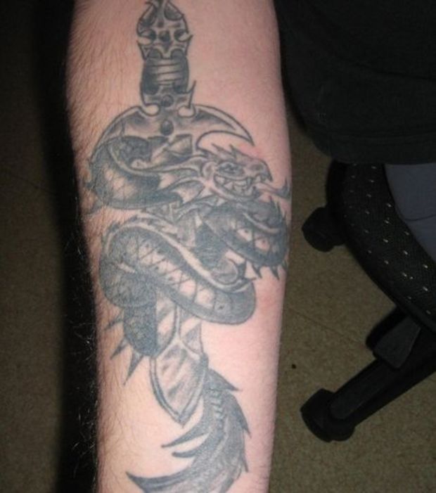 tatouage avant bras dragon