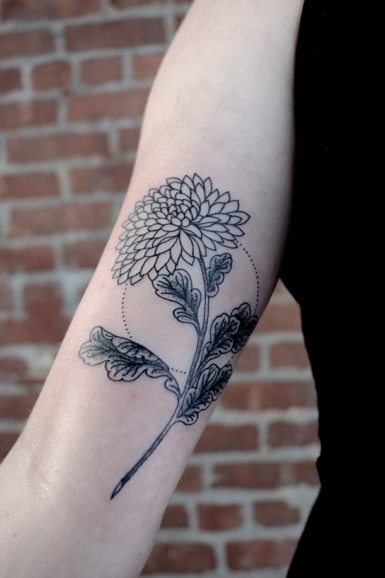 tatouage avant bras femme fleur