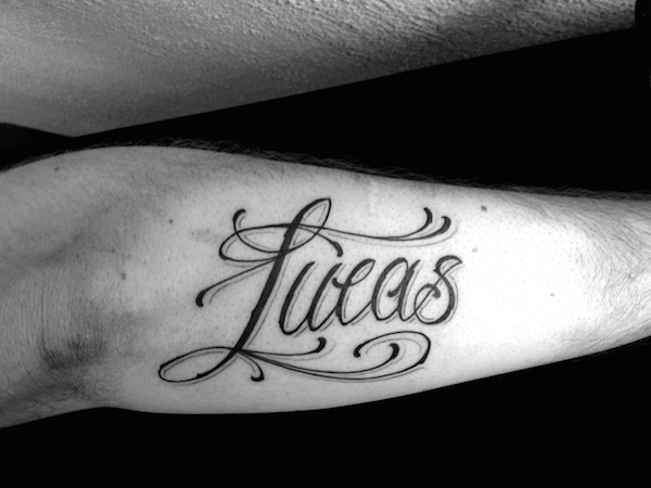 tatouage avant bras femme prenom