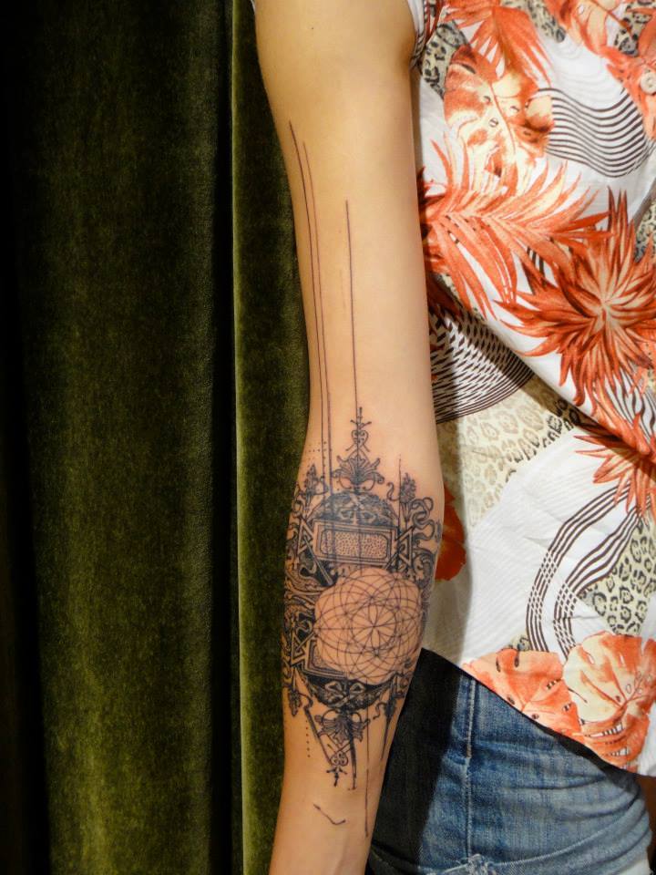 tatouage avant bras femme rose