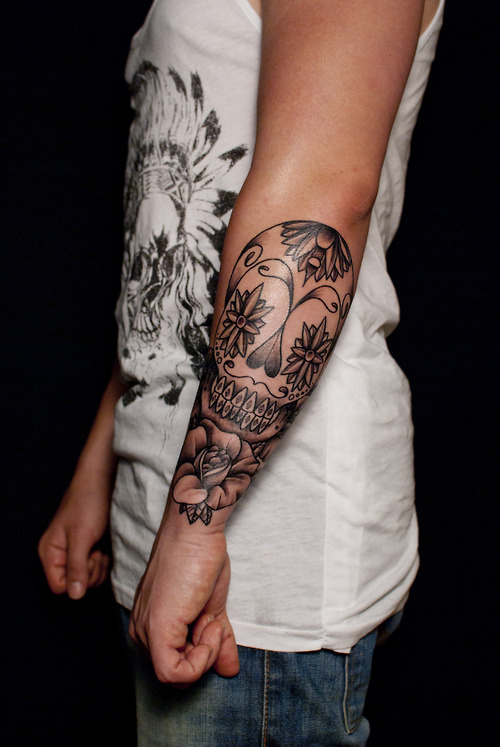 tatouage avant bras femme rose
