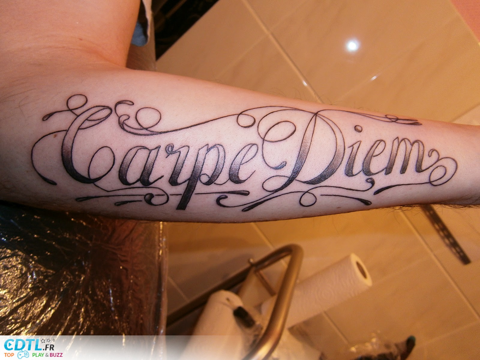 tatouage avant bras homme carpe diem