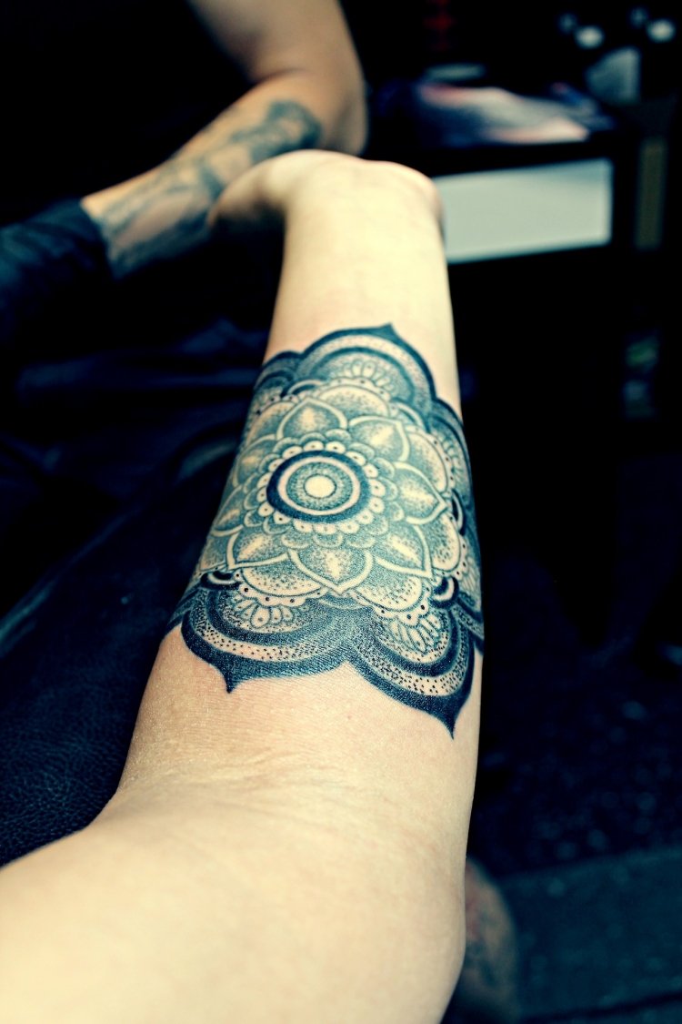 tatouage avant bras indien