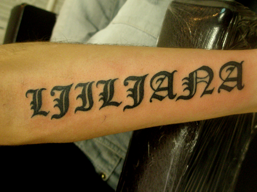 tatouage avant bras lettre gothique