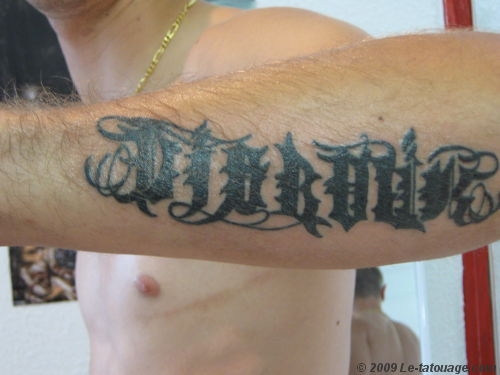 tatouage avant bras lettre gothique