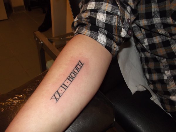 tatouage avant bras lettre romaine