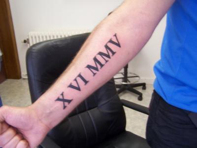 tatouage avant bras lettre romaine